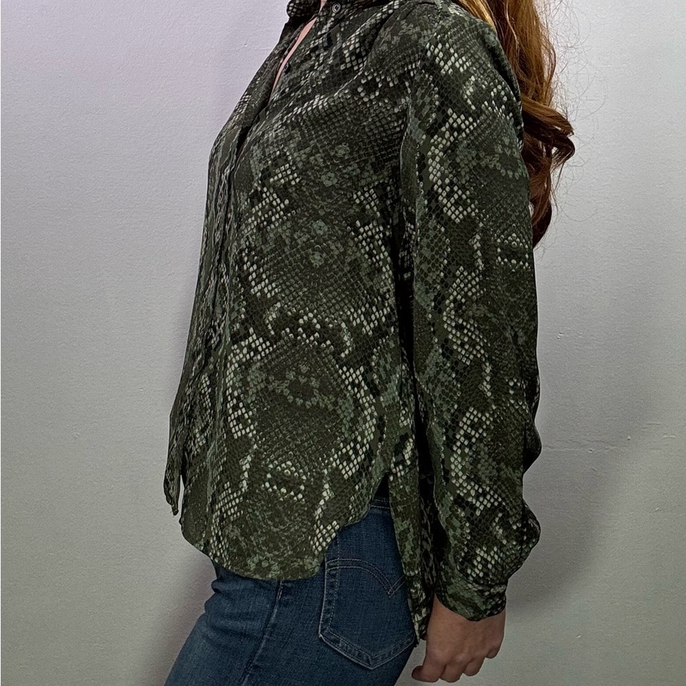 47. H&M Snakeskin Green Patterned Button-Up Shirt Size 2 - Picture 3 of 9
